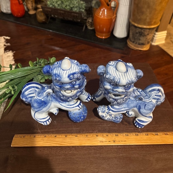 Two 7 x 6.5 Inch Chinese Porcelain Hand Painted Foo Dog Statues Holding Marbles. - Picture 7 of 7